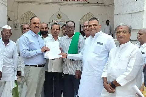 ವಿಜಯಪುರ ಜಿಲ್ಲಾಡಳಿತಕ್ಕೆ ಬಸವಾಭಿಮಾನಿಗಳು ಮನವಿ ಸಲ್ಲಿಸಿದರು. ಅರವಿಂದ ಕುಲಕರ್ಣಿ, ಪ್ರಭುಗೌಡ ಪಾಟೀಲ, ಬಸನಗೌಡ ಹರನಾಳ ಇತರರಿದ್ದಾರೆ.