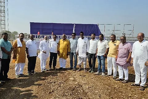ಬಬಲೇಶ್ವರದ ಶಾರದಾ ಶಾಲಾ ಮೈದಾನದಲ್ಲಿ ‘ಬಸವಾದಿಶರಣರ ಹಿಂದು ಸಮಾವೇಶ’ದ ಸಿದ್ಧತೆ ಕುರಿತು ಸಮಿತಿ ಸದಸ್ಯರು ಪರಿಶೀಲಿಸಿದರು. ಮಾಜಿ ಸಚಿವ ಅಪ್ಪಾಸಾಹೇಬ ಪಟ್ಟಣಶೆಟ್ಟಿ, ವಿಜುಗೌಡ ಪಾಟೀಲ, ರವಿಕಾಂತ ಬಗಲಿ, ಉಮೇಶ ಕೋಳಕೂರ ಮತ್ತಿತರರಿದ್ದಾರೆ.
