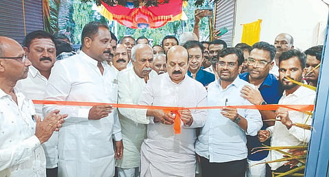  ಶಿರಹಟ್ಟಿ ತಾಲೂಕು ಒಕ್ಕಲುತನ ಹುಟ್ಟುವಳಿ ಮಾರಾಟ ಸಹಕಾರ ಸಂಘದ ಕಟ್ಟಡ ಸಂಸದ ಬಸವರಾಜ ಬೊಮ್ಮಾಯಿ ಉದ್ಘಾಟಿಸಿದರು. ಶಾಸಕ ಎಸ್.ವಿ. ಸಂಕನೂರು, ಶಿವಕುಮಾರಗೌಡ ಪಾಟೀಲ ಇತರರಿದ್ದರು.