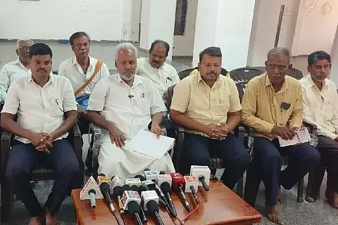 ವಿಜಯಪುರ ನಗರದ ಬುದ್ಧವಿಹಾರದಲ್ಲಿ ದಗದ ಲಡಾಯಿ ಪ್ರಕಾಶನದ ಮುಖ್ಯಸ್ಥ ಬಸವರಾಜ ಸೂಳಿಭಾವಿ ಸುದ್ದಿಗೋಷ್ಠಿ ನಡೆಸಿದರು. ಅನಿಲ ಹೊಸಮನಿ, ಸಂಜೀವ ಕಂಬಾಗಿ, ಸುಖದೇವ ಕಟ್ಟಿಮನಿ ಇತರರಿದ್ದಾರೆ.
