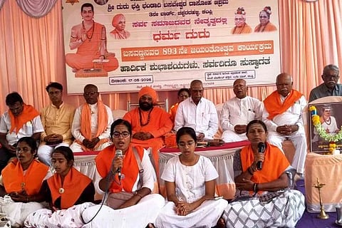 ಕಂಪ್ಲಿಯ ಚಪ್ಪರದಳ್ಳಿಯಲ್ಲಿ ಹಮ್ಮಿಕೊಂಡಿದ್ದ ಬಸವ ಜಯಂತಿ ಕಾರ್ಯಕ್ರಮದಲ್ಲಿ ಕಲಾವಿದರಿಂದ ಶರಣರ ವಚನಗಾಯನ ನಡೆಯಿತು. ಕೊಪ್ಪಳದ ಶರಣತತ್ವ ಚಿಂತಕ ಡಾ.ಸಂಗಮೇಶ ಕಲಹಾಳ, ಬಸವೇಶ್ವರ ದಾಸೋಹ ಆಶ್ರಮದ ಪೀಠಾಧ್ಯಕ್ಷ ಪಾಮಯ್ಯ ಶರಣರು, ಜಾಗತಿಕ ಲಿಂಗಾಯತ ಮಹಾಸಭಾ ಜಿಲ್ಲಾ ಉಪಾಧ್ಯಕ್ಷ ಕೆ.ಎಂ.ಹೇಮಯ್ಯ ಸ್ವಾಮಿ ಇತರರಿದ್ದರು.