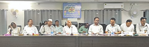 ಬಸವನಬಾಗೇವಾಡಿ ಪಟ್ಟಣದ ಪುರಸಭೆ ಸಭಾಭವನದಲ್ಲಿ ಕರಡು ವಾರ್ಷಿಕ ಆಯವ್ಯಯದ ಅನುದಾನ ನಿಗದಿಪಡಿಸುವ ಕುರಿತು ನಡೆದ ಸಭೆಯಲ್ಲಿ ಸಚಿವ ಶಿವಾನಂದ ಪಾಟೀಲ ಮಾತನಾಡಿದರು. ತಹಸೀಲ್ದಾರ್ ಯಮನಪ್ಪ ಸೋಮನಕಟ್ಟಿ, ಬಸವನಬಾಗೇವಾಡಿ ತಾಪಂ ಇಒ ಪ್ರಕಾಶ ದೇಸಾಯಿ, ನಿಡಗುಂದಿ ತಾಪಂ ಇಒ ವೆಂಕಟೇಶ ವಂದಾಲ ಇತರರಿದ್ದರು.