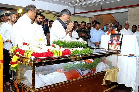 ಸಿಎಂ ಡಿ.ಕೆ.ಶಿವಕುಮಾರ್ ಬೆಂಗಳೂರಿನ ‌ಬಿಜೆಪಿ ಕಚೇರಿಯಲ್ಲಿ ಬಿ.ಸಿ.ನಾಗೇಶ್  ಪಾರ್ಥೀವ ಶರೀರದ ಅಂತಿಮ ದರ್ಶನ ಪಡೆದರು.