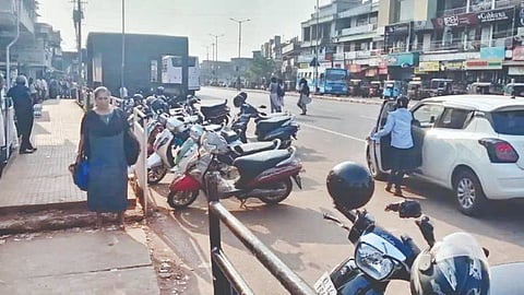  ಕುಂಬಳೆ ಪೇಟೆಯಲ್ಲಿ ಎಲ್ಲೆಂದರಲ್ಲಿ ವಾಹನಗಳನ್ನು ನಿಲುಗಡೆ ಮಾಡಿರುವುದು.