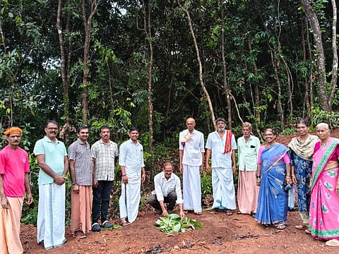  ಪೆರಡಾಲ ದೇವಸ್ಥಾನದಲ್ಲಿ ಹಸಿರು ನಮನೋತ್ಸವಕ್ಕೆ ವೆಂಕಟ್ರಮಣ ಭಟ್ ಚಂಬಲ್ತಿಮಾರು ಚಾಲನೆ ನೀಡಿದರು. ಮೊಕ್ತೇಸರರಾದ ಜಗನ್ನಾಥ ರೈ ಪೆರಡಾಲ ಗುತ್ತು, ಸೀತಾರಾಮ ನವಕಾನ, ಮಾಜಿ ಮೊಕ್ತೇಸರ ಚಂದ್ರಹಾಸ ರೈ ಮತ್ತಿತರರು ಉಪಸ್ಥಿತರಿದ್ದರು.