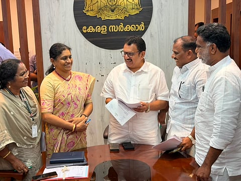  ತಿರುವನಂತಪುರಂನಲ್ಲಿ ನಡೆದ ವಿಶೇಷ ಸಭೆಯಲ್ಲಿ ಆರೋಗ್ಯ ಸಚಿವ ಕೆ.ಮುರಳೀಧರನ್ ಅವರಿಗೆ ಜನಪ್ರತಿನಿಧಿಗಳು ಅಹವಾಲು ಸಲ್ಲಿಸಿದರು. ಶಾಸಕ ಎಕೆಎಂ ಅಶ್ರಫ್, ಯು.ಕೆ.ಸೈಫುಲ್ಲ ತಂಙಳ್ ಇತರರು ಇದ್ದರು.