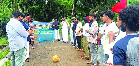 ಸೇತುವೆ ದುರಸ್ತಿಗೆ ಆಗ್ರಹಿಸಿ ಎಸ್‌ಡಿಪಿಐನಿಂದ ಪುಟ್ಭಾಲ್ ಶೂಟೌಟ್ ಪ್ರತಿಭಟನೆ ನಡೆಯಿತು. ಮಂಜೇಶ್ವರ ಮಂಡಲ ಅಧ್ಯಕ್ಷ ನಾಸರ್ ಬಂಬ್ರಾಣ, ನೌಶಾದ್ ಕುಂಬಳೆ, ಅನ್ವರ್ ಆರಿಕ್ಕಾಡಿ, ಮೊಯ್ದಿನ್ ಕೊಡ್ಯಮೆ ಇತರರು ಇದ್ದರು.