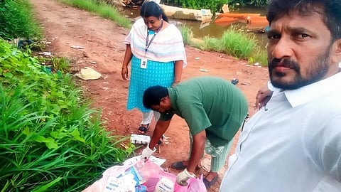  ಮೊಗ್ರಾಲ್ ನದಿ ದಂಡೆಯಲ್ಲಿ ಎಸೆಯಲಾದ ತ್ಯಾಜ್ಯವನ್ನು ಹಸಿರು ಕ್ರಿಯಾಸೇನೆ ಕಾರ್ಯಕರ್ತರು ವಿಲೇವಾರಿ ಮಾಡಿದರು.