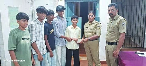  ವಿದ್ಯಾರ್ಥಿಗಳು ಪರ್ಸ್ ಹಸ್ತಾಂತರಿಸಿದರು.