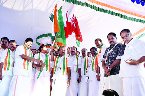 ಪ್ರತಿಪಕ್ಷ ನಾಯಕ ವಿ.ಡಿ.ಸತೀಶನ್ ನೇತೃತ್ವದಲ್ಲಿ ಆಯೋಜಿಸಿರುವ ನವಯುಗ ಯಾತ್ರೆಯನ್ನು ಶುಕ್ರವಾರ ಸಂಜೆ ಕುಂಬಳೆಯಲ್ಲಿ ಎಐಸಿಸಿ ಪ್ರಧಾನ ಕಾರ್ಯದರ್ಶಿ ಕೆ.ಸಿ.ವೇಣುಗೋಪಾಲ್ ಉದ್ಘಾಟಿಸಿದರು. ಕೆ.ಮುರಳೀಧರನ್, ಪಿ.ಕೆ.ಕುನ್ಹಾಲಿಕುಟ್ಟಿ, ಸನ್ನಿ ಜೋಸೆಫ್ ಮತ್ತಿತರರು ಉಪಸ್ಥಿತರಿದ್ದರು. 