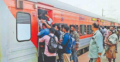  ಕಾಞಂಗಾಡ್ ರೈಲು ನಿಲ್ದಾಣದಲ್ಲಿ ಶನಿವಾರ ಸಂಜೆ 6 ಗಂಟೆಗೆ ಮಂಗಳೂರು- ಚೆನ್ನೈ ಸೂಪರ್‌ಫಾಸ್ಟ್ ಹತ್ತಲು ಪ್ರಯಾಣಿಕರು ಪ್ರಯತ್ನಿಸುತ್ತಿರುವುದು.