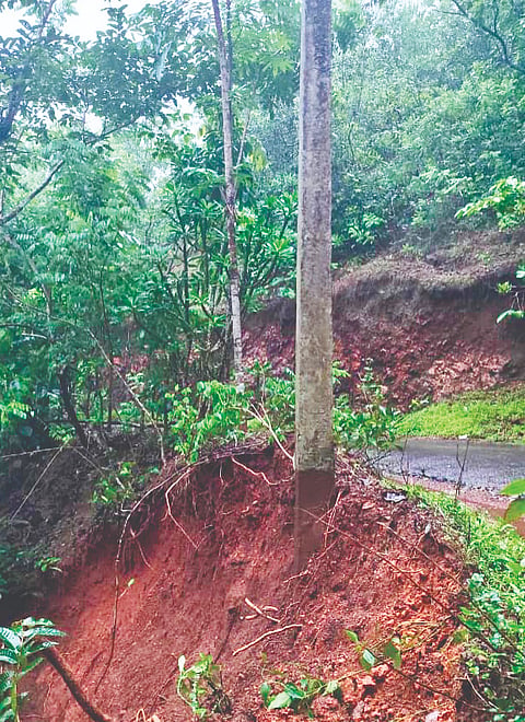  ಅಪಾಯದ ಅಂಚಿನಲ್ಲಿರುವ ವಿದ್ಯುತ್ ಕಂಬ.  