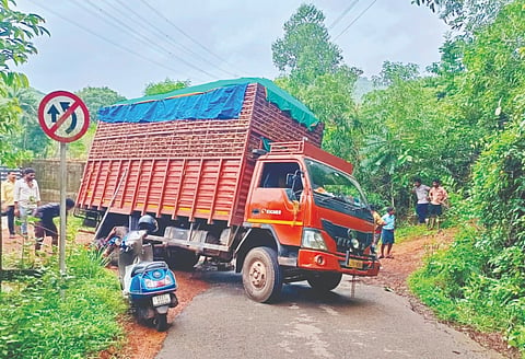 ಹೊಂಡಕ್ಕಿಳಿದ ಲಾರಿ.