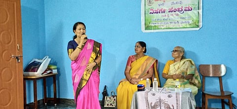   ‘ಮನೆ-ಮನೆ ಸಾಹಿತ್ಯ’ ಅಭಿಯಾನದ ಎರಡನೆಯ ಕಾರ್ಯಕ್ರಮದಲ್ಲಿ ಡಾ.ಮೀನಾಕ್ಷಿ ರಾಮಚಂದ್ರ ಮಾತನಾಡಿದರು. ಹಿರಿಯ ಸಾಹಿತಿ ಲಕ್ಷ್ಮೀ ವಿ.ಭಟ್, ವಿಶ್ರಾಂತ ವಿದ್ಯಾಧಿಕಾರಿ ಲಲಿತಾಲಕ್ಷ್ಮೀ ಕುಳಮರ್ವ ಮೊದಲಾದವರಿದ್ದರು.