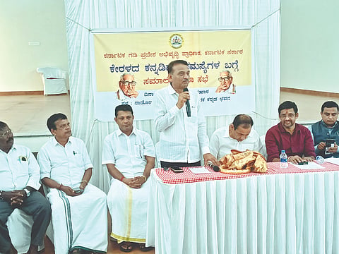 ಕಯ್ಯರ ಕಿಞ್ಞಣ್ಣ ರೈ ಸ್ಮಾರಕ ಕನ್ನಡ ಭವನ ಉದ್ಘಾಟನಾ ಪೂರ್ವಭಾವಿ ಸಭೆಯಲ್ಲಿಕರ್ನಾಟಕ ಗಡಿ ಪ್ರದೇಶಾಭಿವೃದ್ಧಿ ಪ್ರಾಧಿಕಾರದ ಅಧ್ಯಕ್ಷ ಸೋಮಣ್ಣ ಬೇವಿನಮರದ ಮಾತನಾಡಿದರು. ಪ್ರಕಾಶ್ ಮತ್ತೀಹಳ್ಳಿ, ಕಲ್ಲಟ್ರ ಮಾಹಿನ್ ಮೊದಲಾದವರು ಉಪಸ್ಥಿತರಿದ್ದರು. 