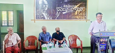 ಡಾ.ಎಸ್.ಎಲ್.ಭೈರಪ್ಪ ಸ್ಮರಣಾಂಜಲಿ ಸಮಾರಂಭದಲ್ಲಿ  ಡಾ.ವರದರಾಜ ಚಂದ್ರಗಿರಿ ಭೈರಪ್ಪನವರ ಬದುಕಿನ ಬಗ್ಗೆ ವಿಶೇಷೋಪನ್ಯಾಸ ನೀಡಿದರು.