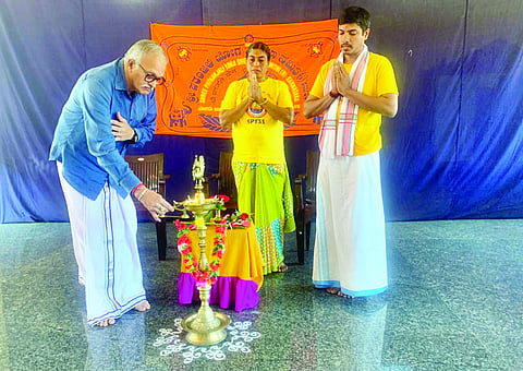  ನೀರ್ಚಾಲು ಮಹಾಜನ ಸಂಸ್ಕೃತ ಕಾಲೇಜು ಸಭಾಂಗಣದಲ್ಲಿ 48 ದಿನಗಳ ಯೋಗ ಶಿಕ್ಷಣ ತರಗತಿಗೆ ಜಯದೇವ ಖಂಡಿಗೆ ಚಾಲನೆ ನೀಡಿದರು.