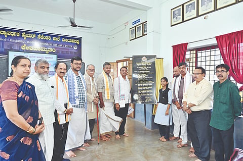  ಕರ್ನಾಟಕ ಗಡಿ ಪ್ರದೇಶಾಭಿವೃದ್ಧಿ ಪ್ರಾಧಿಕಾರದ ಅಧ್ಯಕ್ಷ ಸೋಮಣ್ಣ ಬೇವಿನಮರದ ‘ಸ್ಮಾರ್ಟ್ ಬೋರ್ಡ್ ಪ್ಯಾನೆಲ್’ ಉದ್ಘಾಟಿಸಿದರು. ಡಾ.ಜಯಪ್ರಕಾಶ ನಾರಾಯಣ ತೊಟ್ಟೆತ್ತೋಡಿ, ಸಿ.ಎ.ತಾಜುದ್ದೀನ್ ಮೊದಲಾದವರಿದ್ದರು.