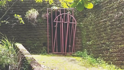ಬೇಕಲ ನೈಋತ್ಯದಲ್ಲಿರುವ ಹಳೆಯ ಸುರಂಗ