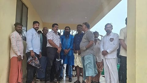  ಟೋಲ್ ವಿರುದ್ಧ ಪ್ರತಿಭಟನೆಗೆ ಸ್ಥಳೀಯರು ಮುಂದಾಗಿರುವುದು.