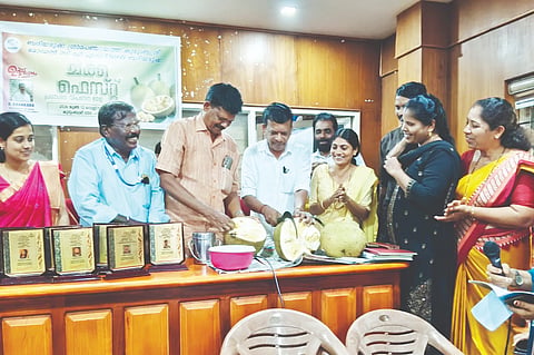 ಹಲಸು ಮೇಳವನ್ನು ಶಂಕರ ಡಿ.ಉದ್ಘಾಟಿಸಿದರು. ಪ್ರಮುಖರಾದ ಅಶ್ವಿನಿ ಕೆ.ಎಂ., ರಾಮಪ್ಪ ಮಂಜೇಶ್ವರ, ರತೀಶ್ ಮೊದಲಾದವರಿದ್ದರು.