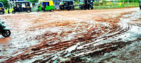  ರೈಲ್ವೇ ಗೇಟ್ ಸಮೀಪ ಕೆಸರುಗದ್ದೆಯಂತಾಗಿರುವುದು.  
