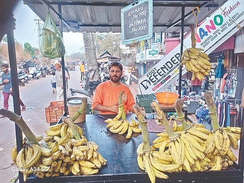  ಕುಂಬಳೆಯಲ್ಲಿರುವ ರೌಫ್ ಮಾಲೀಕತ್ವದ ಹಣ್ಣಿನ ಅಂಗಡಿ.