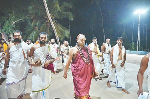 ಪೆರಡಾಲ ಕ್ಷೇತ್ರಕ್ಕೆ ಶ್ರೀ ವಿಧುಶೇಖರ ಭಾರತೀ ಸ್ವಾಮೀಜಿ ಭೇಟಿ ನೀಡಿದರು. ವೆಂಕಟ್ರಮಣ ಭಟ್​ ಚಂಬಲ್ತಿಮಾರು, ಶಿವರಾಮ ಭಟ್​, ಪ್ರಮುಖರಾದ ಜಗನ್ನಾಥ ರೈ ಇತರರಿದ್ದರು.