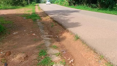  ಬಂದ್ಯೋಡು-ಪೆರ್ಮುದೆ ರಸ್ತೆ ಬದಿ ಮಣ್ಣಿನ ಸವೆತ ಉಂಟಾಗಿರುವುದು.