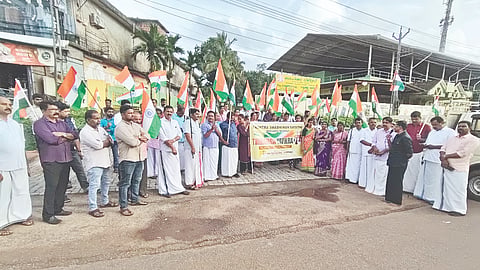 ಬದಿಯಡ್ಕದಲ್ಲಿ ತಿರಂಗಾ ಯಾತ್ರೆ ಉದ್ಘಾಟಿಸಿ ಬಿಜೆಪಿ ರಾಜ್ಯ ಸಮಿತಿ ಸದಸ್ಯ ರವೀಶ ತಂತ್ರಿ ಕುಂಟಾರು ಮಾತನಾಡಿದರು. ಪ್ರಮುಖರಾದ ಎಂ.ಸುಧಾಮ ಗೋಸಾಡ, ಶಂಕರ ಡಿ., ಯಶೋದಾ, ಮಾಲಿನಿ ಮತ್ತಿತರರು ಇದ್ದರು.
