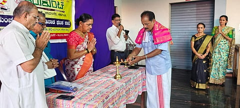  ಕಲಾಕುಂಚ ಕೇರಳ ಗಡಿನಾಡ ಘಟಕದ ಉಪನ್ಯಾಸ ಮಾಲೆ ಕಾರ್ಯಕ್ರಮವನ್ನು ಶಂನಾ ಅಡಿಗ ಉದ್ಘಾಟಿಸಿದರು. ಎಡನಾಡು ಕೃಷ್ಣ ಮೋಹನ ಭಟ್, ಕವಿ ರಾಧಾಕೃಷ್ಣ ಕೆ.ಉಳಿಯತ್ತಡ್ಕ ಮೊದಲಾದವರಿದ್ದರು.  