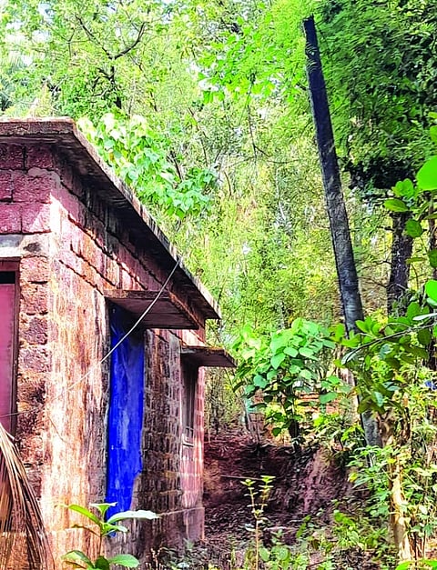 ವಾಲಿಕೊಂಡ ವಿದ್ಯುತ್​ ಕಂಬ.