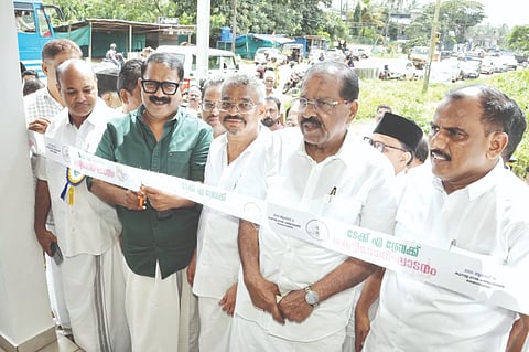  ಕುಂಬಳೆ ಗ್ರಾಮ ಪಂಚಾಯತಿಯ ‘ಟೇಕ್ ಎ ಬ್ರೇಕ್’ ಕಟ್ಟಡವನ್ನು ಸಚಿವ ಕೆ.ಎಂ.ಶಾಜಿ ಉದ್ಘಾಟಿಸಿದರು. 