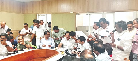 ಅಧ್ಯಾಪಕ ಸಂಘದ ಪದಾಧಿಕಾರಿಗಳು ಸಚಿವರಿಗೆ ಮನವಿ ನೀಡಿ ಮಾತುಕತೆ ನಡೆಸಿದರು.