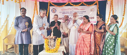  ಕುಂಟಾರು ಸಾಹಿತ್ಯೋತ್ಸವವನ್ನು ಸಾಹಿತಿ ಡಾ.ವಸಂತಕುಮಾರ ತಾಳ್ತಜೆ ಉದ್ಘಾಟಿಸಿದರು. ಪ್ರಮುಖರಾದ ಎಂ.ನಾ.ಚಂಬಲ್ತಿಮಾರ್, ಎಚ್.ಎಸ್.ವಿಶ್ವನಾಥ್, ಡಾ.ಕೆ.ಕಮಲಾಕ್ಷ ಇತರರಿದ್ದರು. 