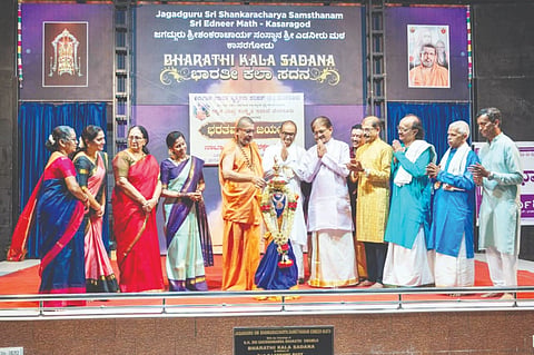  ಎಡನೀರು ಮಠದಲ್ಲಿ ಭರತಮುನಿ ಜಯಂತಿ ಕಾರ್ಯಕ್ರಮವನ್ನು ಎಡನೀರು ಮಠಾಧೀಶ ಶ್ರೀ ಸಚ್ಚಿದಾನಂದ ಭಾರತೀ ಸ್ವಾಮೀಜಿ ಉದ್ಘಾಟಿಸಿದರು. ಕೆರೆಮನೆ ಶಿವಾನಂದ ಹೆಗಡೆ, ವಿದ್ವಾನ್ ಯು.ಕೆ.ಪ್ರವೀಣ್, ಸುದರ್ಶನ್, ರಾಜೇಂದ್ರ ಕಲ್ಲೂರಾಯ ಮತ್ತಿತರರು ಉಪಸ್ಥಿತರಿದ್ದರು.