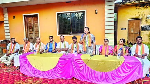 ಬಂಬ್ರಾಣದಲ್ಲಿ ಭಾನುವಾರ ವಿವಿಧ ವಾರ್ಡ್‌ಗಳ ಜಂಟಿ ಚುನಾವಣಾ ಸಮಾವೇಶ ಉದ್ಘಾಟಿಸಿ ಬಿಜೆಪಿ ಜಿಲ್ಲಾಧ್ಯಕ್ಷೆ ಎಂ.ಎಲ್. ಅಶ್ವಿನಿ ಮಾತನಾಡಿದರು. 