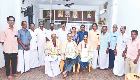  ಕರ್ಷಕ ಮೋರ್ಚಾ ವತಿಯಿಂದ ಕೃಷಿಕರ ದಿನಾಚರಣೆಯಲ್ಲಿ ಸಾಧಕ ಕೃಷಿಕರನ್ನು ಸನ್ಮಾನಿಸಲಾಯಿತು. ಸುಕುವಾರನ್ ಕಾಲಿಕ್ಕಡವು, ಬಾಲಕೃಷ್ಣ ಶೆಟ್ಟಿ ಕೆ., ಅಶ್ವಿನಿ ಕೆ.ಎಂ. ಮತ್ತಿತರರು ಇದ್ದರು.  