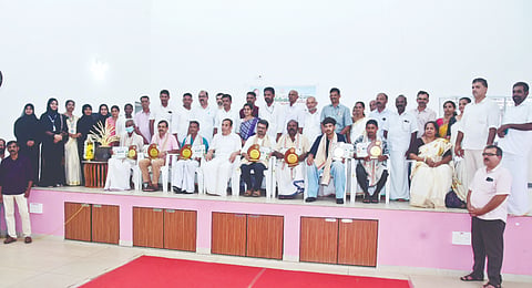  ಬದಿಯಡ್ಕ ಗ್ರಾಮ ಪಂಚಾಯಿತಿಯಲ್ಲಿ ನಡೆದ ಕೃಷಿಕರ ದಿನಾಚರಣೆಯಲ್ಲಿ ಸಾಧಕ ಕೃಷಿಕರನ್ನು ಸನ್ಮಾನಿಸಲಾಯಿತು. ಶಾಸಕ ಕಲ್ಲಟ್ರ ಮಾಹಿನ್ ಹಾಜಿ, ಗ್ರಾಪಂ ಅಧ್ಯಕ್ಷ ಶಂಕರ ಡಿ., ಉಪಾಧ್ಯಕ್ಷೆ ಅಶ್ವಿನಿ ಕೆ.ಎಂ. ಮೊದಲಾದವರು ಇದ್ದರು.  