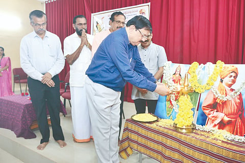  ನಾಲಂದ ಕಲಾ ಮತ್ತು ವಿಜ್ಞಾನ ಕಾಲೇಜಿನಲ್ಲಿ ರಾಷ್ಟ್ರೀಯ ವಿಚಾರಸಂಕಿರಣವನ್ನು ಡಾ.ಕಬ್ಬಿನಾಲೆ ವಸಂತ ಭಾರದ್ವಾಜ ಉದ್ಘಾಟಿಸಿದರು. ಡಾ.ವರದರಾಜ ಚಂದ್ರಗಿರಿ, ಪಯ್ಯನ್ನೂರು ಕುಂಞರಾಮನ್, ಎ.ಮೋಹನ ಕುಂಟಾರ್ ಇತರರು ಇದ್ದರು.  