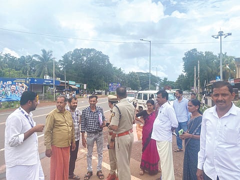  ಕನ್ನೆಪ್ಪಾಡಿಯಲ್ಲಿ ಬಸ್ ತಂಗುದಾಣ ನಿರ್ಮಾಣಕ್ಕೆ ಪಂಚಾಯಿತಿ ಪದಾಧಿಕಾರಿಗಳು, ಸಾರಿಗೆ ಇಲಾಖೆ ಹಾಗೂ ಪೊಲೀಸ್ ಅಧಿಕಾರಿಗಳಿಂದ ಜಂಟಿ ಸ್ಥಳ ಪರಿಶೀಲನೆ ನಡೆಯಿತು. ಪ್ರಮುಖರಾದ ಶಂಕರ ಡಿ., ಅಶ್ವಿನಿ ಕೆ.ಎಂ., ಹಮೀದ್ ಕೆಡೆಂಜಿ ಮೊದಲಾದವರಿದ್ದರು.