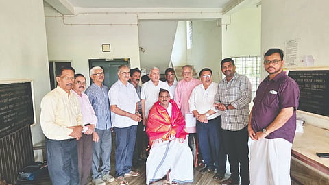  ಕರ್ನಾಟಕ ಸಮಿತಿ ನೇತೃತ್ವದಲ್ಲಿ ಮಂಜೇಶ್ವರ ಶಾಸಕ ಎಕೆಎಂ ಅಶ್ರ್ ಅವರನ್ನು ಸನ್ಮಾನಿಸಲಾಯಿತು. ಡಾ.ಜಯಪ್ರಕಾಶ ನಾರಾಯಣ ತೊಟ್ಟೆತ್ತೋಡಿ, ಎ.ಆರ್.ಸುಬ್ಬಯ್ಯಕಟ್ಟೆ, ಎನ್.ಕೆ.ಮೋಹನದಾಸ್ ಇತರರಿದ್ದರು.