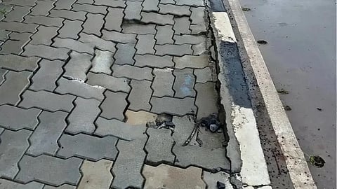  ಮೊಗ್ರಾಲ್‌ನಲ್ಲಿ ಕುಸಿದಿರುವ ಇಂಟರ್‌ಲಾಕ್‌ಗಳು.