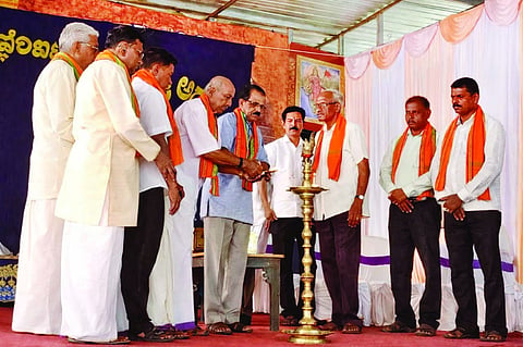 ಚೆಂಡೆ, ಮದ್ದಳೆ ಸಮರ್ಪಣಾ ಕಾರ್ಯಕ್ರಮವನ್ನು ಯೋಗೀಶ್ ರಾವ್ ಚಿಗುರುಪಾದೆ ಉದ್ಘಾಟಿಸಿದರು. ಅಧ್ಯಯನ ಕೇಂದ್ರದ ಗುರು ರಾಮ ಸಾಲ್ಯಾನ್ ಮಂಗಲ್ಪಾಡಿ, ಸುರೇಶ ಶೆಟ್ಟಿ ಪ್ರತಾಪನಗರ, ಹಿರಿಯ ಕಲಾವಿದರಾದ ಪರಪು ನಾರಾಯಣ ಶೆಟ್ಟಿ, ಚಟ್ಲ ಸಂಜೀವ ಶೆಟ್ಟಿ ಮೊದಲಾದವರಿದ್ದರು. 