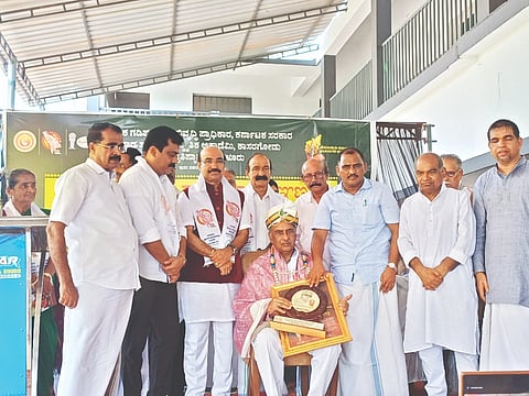 ಕವಿ ನಾಡೋಜ ಕಯ್ಯಾರರು ಕನ್ನಡ ಭಾಷೆಗೆ ಹೊಸ ವ್ಯಾಖ್ಯಾನ ಕೊಟ್ಟಿದ್ದು, ವಿವಿಧ ಚಳವಳಿಗಳ ನೇತೃತ್ವ ವಹಿಸಿದ್ದರು. ಕರಾವಳಿ ಕನ್ನಡ ಪ್ರಜ್ಞೆಯ ಪ್ರತೀಕವಾಗಿದ್ದ ಅವರ ಬದುಕು ಇತರರಿಗೆ ಮಾದರಿ ಎಂದು ಕನ್ನಡ ಅಭಿವೃದ್ಧಿ ಪ್ರಾಧಿಕಾರ ವಾಜಿ ಅಧ್ಯಕ್ಷ ಪ್ರೊ.ಎಸ್.ಜಿ.ಸಿದ್ಧರಾಮಯ್ಯ ಅಭಿಪ್ರಾಯಪಟ್ಟರು.