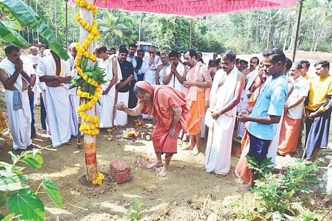  ಪೆರಡಾಲ ಶ್ರೀ ಉದನೇಶ್ವರ ದೇವಸ್ಥಾನ ಬ್ರಹ್ಮಕಲಶೋತ್ಸವದ ಚಪ್ಪರ ಮುಹೂರ್ತವನ್ನು ಎಡನೀರು ಶ್ರೀ ಸಚ್ಚಿದಾನಂದ ಭಾರತೀ ಶ್ರೀಪಾದರು ನೆರವೇರಿಸಿದರು. ಶಿವರಾಮ ಭಟ್, ವೆಂಕಟ್ರಮಣ ಭಟ್, ಜಗನ್ನಾಥ ರೈ ಇತರರಿದ್ದರು.  