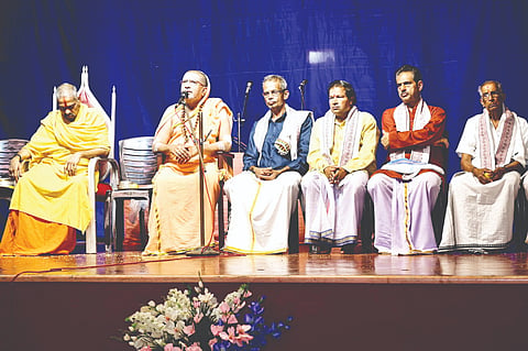  ಇಡಿಯಡ್ಕ ಶ್ರೀ ದುರ್ಗಾಪರಮೇಶ್ವರಿ(ಉಳ್ಳಾಲ್ತಿ) ವಿಷ್ಣುಮೂರ್ತಿ ದೇವಸ್ಥಾನದಲ್ಲಿ ಎಡನೀರು ಶ್ರೀ ಆಶೀರ್ವಚನ ನೀಡಿದರು. ಮಾಣಿಲ ಶ್ರೀಧಾಮದ ಶ್ರೀ ಮೋಹನದಾಸ ಸ್ವಾಮೀಜಿ, ಬಳ್ಳಂಬೆಟ್ಟು ಈಶ್ವರ ಭಟ್ ಮೊದಲಾದವರಿದ್ದರು.