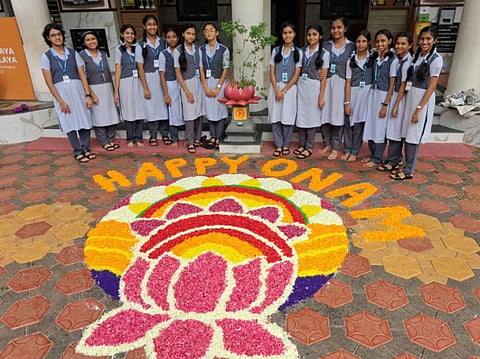  ಚಿನ್ಮಯ ವಿದ್ಯಾಲಯದಲ್ಲಿ ಶನಿವಾರ ಓಣಂ ಹಬ್ಬ ಆಚರಿಸಲಾಯಿತು. ಪ್ರಮುಖರಾದ ಅಭಿಜಿತ್ ಎಂ.ಕೆ., ಪೂರ್ಣಿಮಾ ಎಸ್.ಆರ್., ಸಿಂಧು ಶಶೀಂದ್ರನ್, ಶೀನಾ ಕೆ.ಪಿ. ಮೊದಲಾದವರಿದ್ದರು.  
