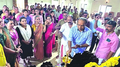 ಬಿಎಂಎಸ್ ಮಂಜೇಶ್ವರ ವಲಯ ಸಮ್ಮೇಳನವನ್ನು ಉಪೇಂದ್ರನ್ ಕೋಟೆಕಣಿ ಉದ್ಘಾಟಿಸಿದರು. ವಲಯಾಧ್ಯಕ್ಷ ರವಿ ಎಂ.ಕೆ. ಕೋಳ್ಯೂರು, ಭಾಸ್ಕರ ಬಿ.ಎಂ., ಶ್ರೀಧರ ಪಿ. ಮೊದಲಾದವರಿದ್ದರು.  