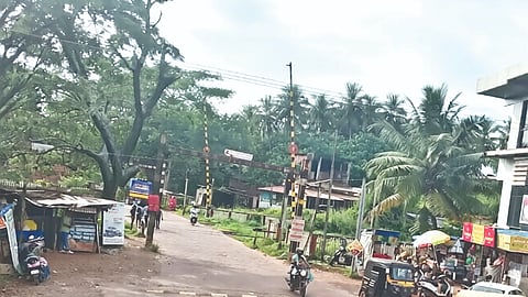  ಹೊಸಂಗಡಿಯಲ್ಲಿರುವ ರೈಲ್ವೆ ಕ್ರಾಸಿಂಗ್.